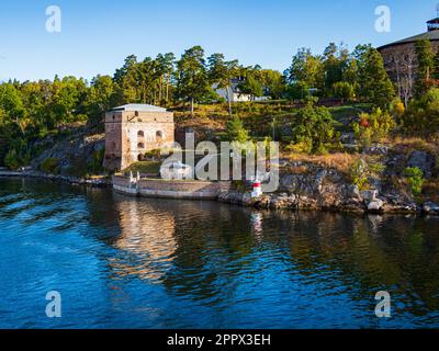 Vaxholm, Suède - septembre 2022 : le fort médiéval Oscar Fredriksborgs (Oskar-Fredriksborg fästning) est situé à Oxdjupet, un étroit détroit entre Banque D'Images