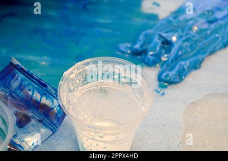 Le processus de création d'un modèle moderne abstrait fait maison peint avec un pinceau de résine multicolore bleu acrylique sur un panneau rond en bois. Banque D'Images