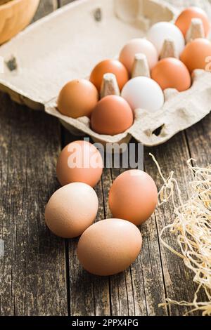 Œufs de poulet entiers sur la table en bois. Banque D'Images