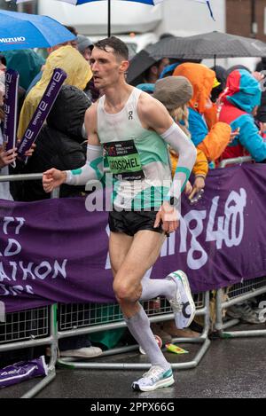 Tom Groschel participe au TCS London Marathon 2023 en passant par Tower Hill, Londres, Royaume-Uni. Banque D'Images