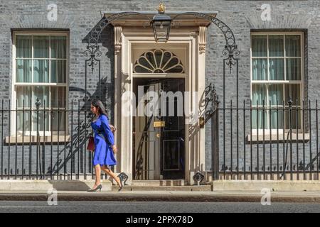 Downing Street, Londres, Royaume-Uni. 25th avril 2023. Suella Braverman, députée au Québec, secrétaire d'État au ministère de l'intérieur, assiste à la réunion hebdomadaire du Cabinet au 10 Downing Street. Photo par Amanda Rose/Alamy Live News Banque D'Images