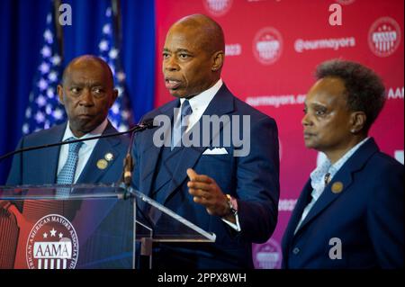 Le maire Eric Adams (démocrate de New York, New York), au centre, le maire Sylvester Turner (démocrate de Houston, Texas), à gauche, Et le maire Lori Lightfoot (démocrate de Chicago, Illinois), à droite, tiennent une conférence de presse lors de la neuvième Conférence annuelle de l'Association des maires afro-américains (AAMA) à l'hôtel Omni Shoreham à Washington, DC le vendredi, 21 avril 2023.Credit: Rod Lamkey / CNP/Sipa USA (RESTRICTION: PAS de journaux ou journaux New York ou New Jersey dans un rayon de 75 km de New York) Banque D'Images