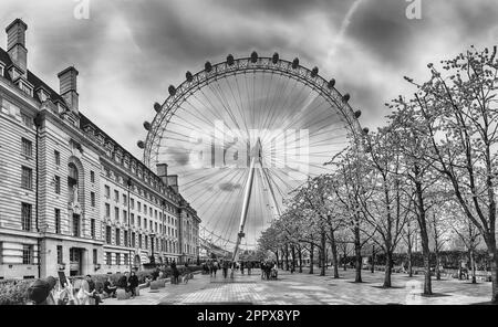 LONDRES - 18 AVRIL 2022 : vue sur la roue panoramique emblématique du London Eye. La roue ferris mesure 135 mètres (443 ft) de haut et la roue a un diamètre de 1 Banque D'Images