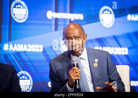 Washington, États-Unis d'Amérique. 21st avril 2023. Le maire Sylvester Turner (démocrate de Houston, Texas) fait des remarques lors d'un « Big 4 Fireside Chat » lors de la neuvième Conférence annuelle de l'Association des maires afro-américains (AAMA) à l'hôtel Omni Shoreham à Washington, DC vendredi, 21 avril 2023.Credit: Rod Lamkey/CNP/Sipa USA (RESTRICTION: PAS de journaux ou journaux New York ou New Jersey dans un rayon de 75 miles de la ville de New York) Credit: SIPA USA/Alay Live News Banque D'Images