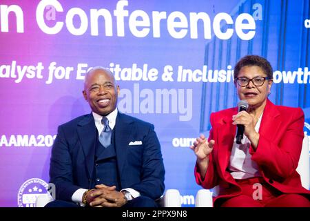 Le maire Eric Adams (démocrate de New York, New York), à gauche, Et la mairesse Karen Bass (démocrate de Los Angeles, Californie), à droite, participe à un « Big 4 Fireside Chat » lors de la neuvième Conférence annuelle de l'Association des maires afro-américains (AAMA) à l'hôtel Omni Shoreham à Washington, DC vendredi, 21 avril 2023.Credit: Rod Lamkey / CNP/Sipa USA (RESTRICTION: PAS de journaux ou journaux New York ou New Jersey dans un rayon de 75 km de New York) Banque D'Images