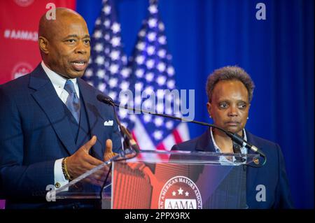 Le maire Eric Adams (démocrate de New York, New York), à gauche, et le maire Lori Lightfoot (démocrate de Chicago, Illinois), à droite, prononceront des remarques lors d'une conférence de presse lors de la neuvième conférence annuelle de l'Association des maires afro-américains (AAMA) à l'hôtel Omni Shoreham à Washington, DC, vendredi, 21 avril 2023.Credit: Rod Lamkey / CNP/Sipa USA (RESTRICTION : PAS de journaux ou journaux New York ou New Jersey dans un rayon de 75 miles de New York) Banque D'Images