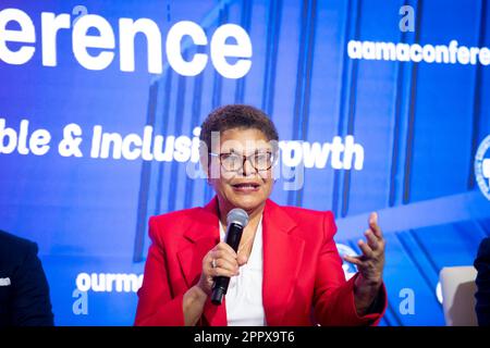 La mairesse Karen Bass (démocrate de Los Angeles, Californie) fait des remarques lors d'un « Big 4 Fireside Chat » lors de la neuvième Conférence annuelle de l'Association des maires afro-américains (AAMA) à l'hôtel Omni Shoreham à Washington, DC le vendredi, 21 avril 2023.Credit: Rod Lamkey / CNP/Sipa USA (RESTRICTION: PAS de journaux ou journaux New York ou New Jersey dans un rayon de 75 km de New York) Banque D'Images