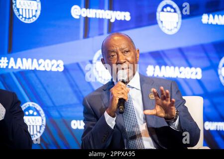 Washington, États-Unis d'Amérique. 21st avril 2023. Le maire Sylvester Turner (démocrate de Houston, Texas) fait des remarques lors d'un « Big 4 Fireside Chat » lors de la neuvième Conférence annuelle de l'Association des maires afro-américains (AAMA) à l'hôtel Omni Shoreham à Washington, DC vendredi, 21 avril 2023.Credit: Rod Lamkey/CNP/Sipa USA (RESTRICTION: PAS de journaux ou journaux New York ou New Jersey dans un rayon de 75 miles de la ville de New York) Credit: SIPA USA/Alay Live News Banque D'Images
