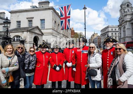 Londres, Royaume-Uni. 25 avril 2023. Les retraités de Chelsea avec des touristes à l'extérieur de Horse Guards Parade après avoir assisté à un service au Cenotaph le jour de l'ANZAC. Credit: Stephen Chung / Alamy Live News Banque D'Images