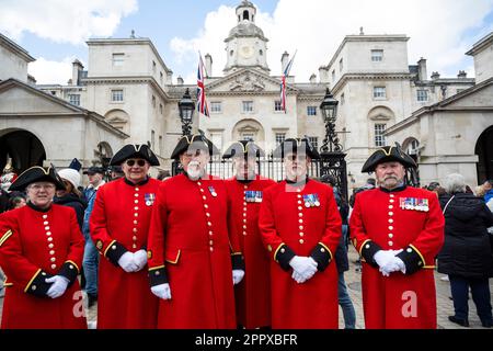 Londres, Royaume-Uni. 25 avril 2023. Les pensionnés de Chelsea à l'extérieur de Horse Guards Parade après avoir assisté à un service au Cenotaph le jour de l'ANZAC. Credit: Stephen Chung / Alamy Live News Banque D'Images