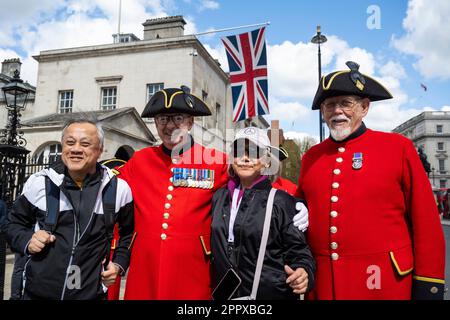 Londres, Royaume-Uni. 25 avril 2023. Les retraités de Chelsea avec des touristes à l'extérieur de Horse Guards Parade après avoir assisté à un service au Cenotaph le jour de l'ANZAC. Credit: Stephen Chung / Alamy Live News Banque D'Images