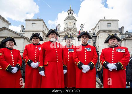 Londres, Royaume-Uni. 25 avril 2023. Les pensionnés de Chelsea à l'extérieur de Horse Guards Parade après avoir assisté à un service au Cenotaph le jour de l'ANZAC. Credit: Stephen Chung / Alamy Live News Banque D'Images