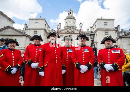 Londres, Royaume-Uni. 25 avril 2023. Les pensionnés de Chelsea à l'extérieur de Horse Guards Parade après avoir assisté à un service au Cenotaph le jour de l'ANZAC. Credit: Stephen Chung / Alamy Live News Banque D'Images