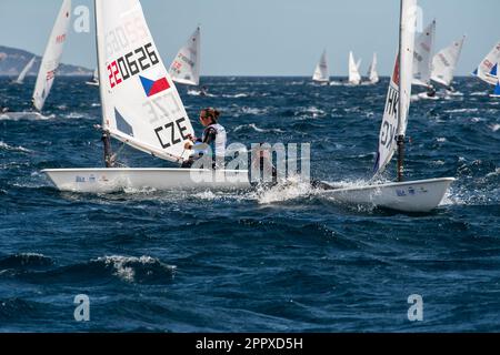 Le concurrent tchèque Klára Himmelová (L) et le concurrent de Hong Kong Nancy Highfield (R) vus au cours du premier jour des régates de qualification de la catégorie ILCA6. L'édition 5th de la semaine olympique française à Hyères - TPM se déroule du 22 au 29 avril 2023. Il rassemble les meilleurs spécialistes des catégories de sports de voile qui seront présents aux Jeux Olympiques de Paris en 2024. Crédit : SOPA Images Limited/Alamy Live News Banque D'Images