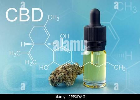 Extrait de CBD dans une bouteille en verre avec une pipette, à côté d'un bourgeon sec de marijuana médicale. Formule chimique de CBD, huile de chanvre concept, cannabis ou CBD molecu Banque D'Images