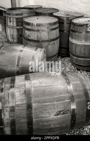 Un groupe de vieux barils de whisky laissé dehors à la météo dans les éléments, image couleur Banque D'Images