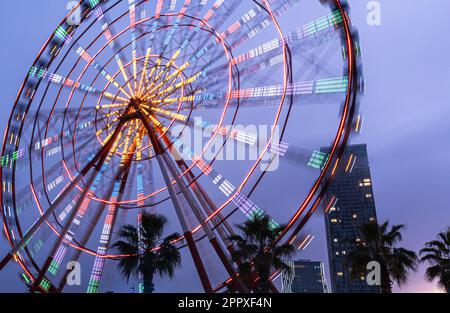 Batumi Ferris dans la soirée à Port Banque D'Images