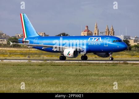 ITA Airways Airbus A320-216 (Reg.: EI-DTB) retournant à l'aéroport de Rome Fiumicino. Banque D'Images