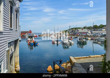 Bateaux de pêche dans le port de Rockport avec shack rouge motif numéro 1 en arrière-plan, Cape Ann, comté d'Essex, Massachusetts, États-Unis Banque D'Images
