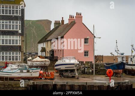 Vue sur le port de Bridport et les falaises de West Bay, Dorset, Angleterre Banque D'Images