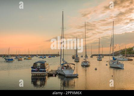 Bateaux ancrés dans le port de Rockport au lever du soleil, Cape Ann, Essex County, Massachusetts, Nouvelle-Angleterre, États-Unis Banque D'Images