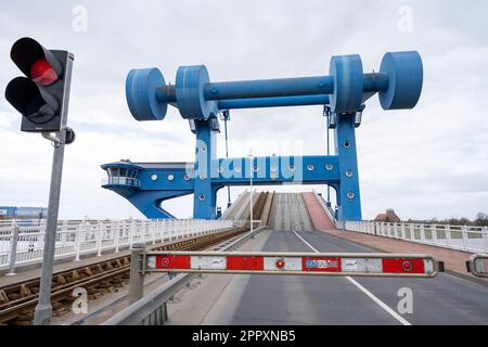 Wolgast, Allemagne. 25th avril 2023. Vue sur le pont Peene. Plusieurs fois par jour, le pont ferroviaire et routier combiné à l'île d'Usedom s'ouvre pour permettre aux navires de naviguer dans la mer Baltique. Le pont Peene entre Wolgast et l'île d'Usedom a été construit en 1996 pour un coût de 95 millions de DM. Credit: Stefan Sauer/dpa/Alay Live News Banque D'Images