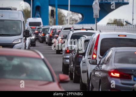 Wolgast, Allemagne. 25th avril 2023. Vue sur le pont Peene. Plusieurs fois par jour, le pont ferroviaire et routier combiné à l'île d'Usedom s'ouvre pour permettre aux navires de naviguer dans la mer Baltique. Le pont Peene entre Wolgast et l'île d'Usedom a été construit en 1996 pour un coût de 95 millions de DM. Credit: Stefan Sauer/dpa/Alay Live News Banque D'Images