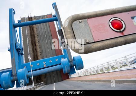 Wolgast, Allemagne. 25th avril 2023. Vue sur le pont Peene. Plusieurs fois par jour, le pont ferroviaire et routier combiné à l'île d'Usedom s'ouvre pour permettre aux navires de naviguer dans la mer Baltique. Le pont Peene entre Wolgast et l'île d'Usedom a été construit en 1996 pour un coût de 95 millions de DM. Credit: Stefan Sauer/dpa/Alay Live News Banque D'Images