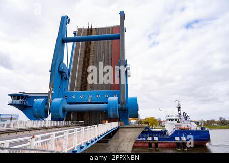 Wolgast, Allemagne. 25th avril 2023. Vue sur le pont Peene. Plusieurs fois par jour, le pont ferroviaire et routier combiné à l'île d'Usedom s'ouvre pour permettre aux navires de naviguer dans la mer Baltique. Le pont Peene entre Wolgast et l'île d'Usedom a été construit en 1996 pour un coût de 95 millions de DM. Credit: Stefan Sauer/dpa/Alay Live News Banque D'Images