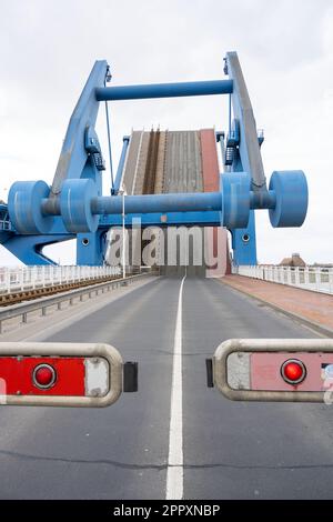 Wolgast, Allemagne. 25th avril 2023. Vue sur le pont Peene. Plusieurs fois par jour, le pont ferroviaire et routier combiné à l'île d'Usedom s'ouvre pour permettre aux navires de naviguer dans la mer Baltique. Le pont Peene entre Wolgast et l'île d'Usedom a été construit en 1996 pour un coût de 95 millions de DM. Credit: Stefan Sauer/dpa/Alay Live News Banque D'Images