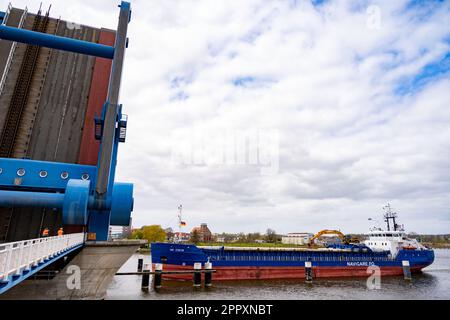 Wolgast, Allemagne. 25th avril 2023. Vue sur le pont Peene. Plusieurs fois par jour, le pont ferroviaire et routier combiné à l'île d'Usedom s'ouvre pour permettre aux navires de naviguer dans la mer Baltique. Le pont Peene entre Wolgast et l'île d'Usedom a été construit en 1996 pour un coût de 95 millions de DM. Credit: Stefan Sauer/dpa/Alay Live News Banque D'Images