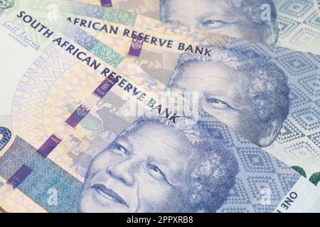 Nelson Holilala Mandela fait face à l'argent sud-africain 100 rand billets macro.Président de l'Afrique du Sud Banque D'Images