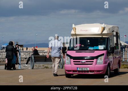 Morecambe Lancashire, Royaume-Uni. 25th avril 2023. Morecambe Promenade Suns Out Ice Cream Vans Out mais il est encore difficile de décider si c'est Parka ou chemises manches crédit: PN News/Alay Live News Banque D'Images