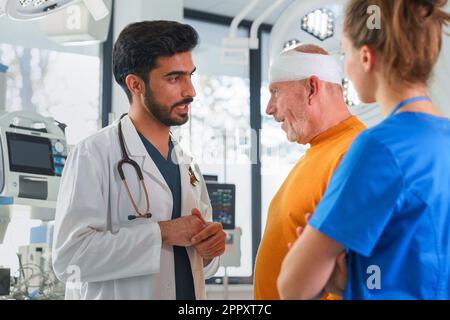 Jeune médecin et infirmière consultant l'état de santé avec l'homme âgé. Banque D'Images