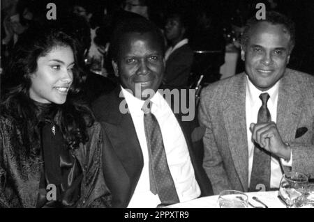 **PHOTO DE FICHIER** Harry Belafonte est décédé** Apollonia, Sidney Poitier et Harry Belafonte aux American Music Awards 1985 sur 29 janvier 1985. Crédit: Ralph Dominguez/MediaPunch Banque D'Images