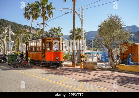 Train historique passant par le village de Puerto Soller, Soller, Ferrocarril de Sóller, Iles Baléares, Majorque, Espagne. Banque D'Images