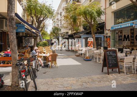 Rue avec restaurants à Alcudia, Majorque, Iles Baléares, Espagne. Banque D'Images