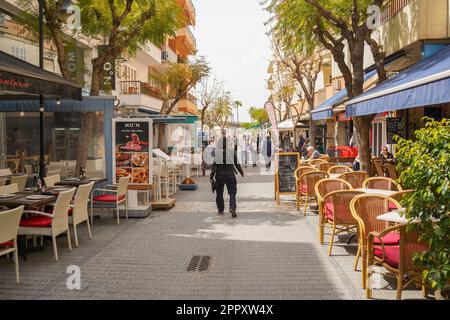 Rue avec restaurants à Alcudia, Majorque, Iles Baléares, Espagne. Banque D'Images