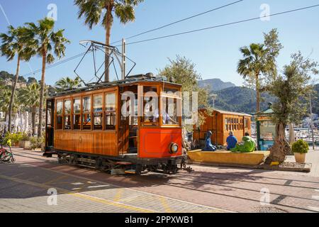 Train historique passant par le village de Puerto Soller, Soller, Ferrocarril de Sóller, Iles Baléares, Majorque, Espagne. Banque D'Images