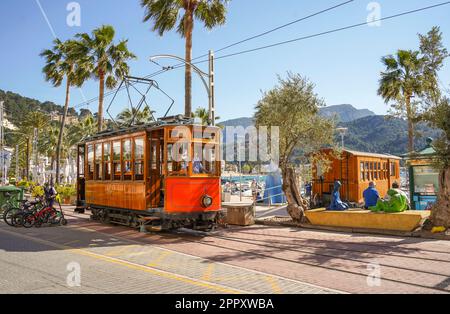 Train historique passant par le village de Puerto Soller, Soller, Ferrocarril de Sóller, Iles Baléares, Majorque, Espagne. Banque D'Images