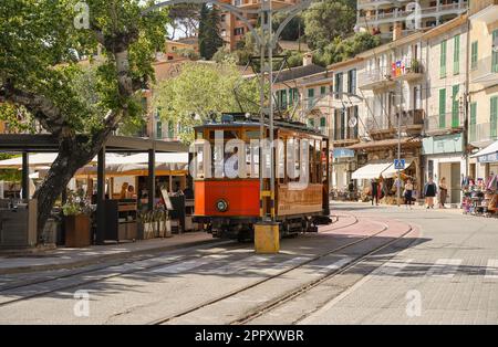 Train historique passant par le village de Puerto Soller, Soller, Ferrocarril de Sóller, Iles Baléares, Majorque, Espagne. Banque D'Images