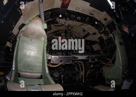 Postes d'ingénieur et de navigateur à l'intérieur d'un Avro Vulcan B2 Banque D'Images