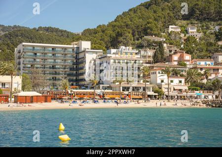 Train historique passant le long de la plage de Puerto Soller, Soller, Ferrocarril de Sóller, Iles Baléares, Majorque, Espagne. Banque D'Images