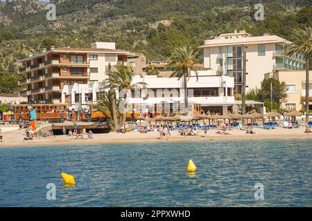 Train historique passant le long de la plage de Puerto Soller, Soller, Ferrocarril de Sóller, Iles Baléares, Majorque, Espagne. Banque D'Images