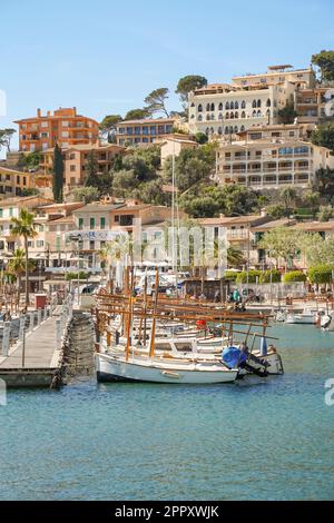 Puerto Soller, Espagne. Vue sur le port de Puerto Soller, avec des bateaux traditionnels, Iles Baléares, Espagne. Banque D'Images