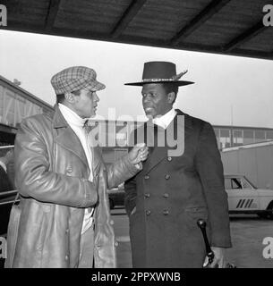 Photo du dossier datée du 20/03/72 de Sidney Poitier (à droite) et Harry Belafonte lors d'une visite privée à Londres. Harry Belafonte, le chanteur révolutionnaire devenu militant des droits civils, est décédé à l'âge de 96 ans. Date de publication : mardi 25 avril 2023. Banque D'Images