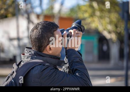 Gros plan d'un photographe prenant une photo vue de derrière. Banque D'Images