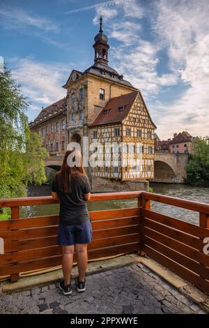 Bamberg Allemagne, vue sur la ville à Altes Rathaus Old Town Hall et rivière Linker Regnitzarm avec femme touriste Banque D'Images