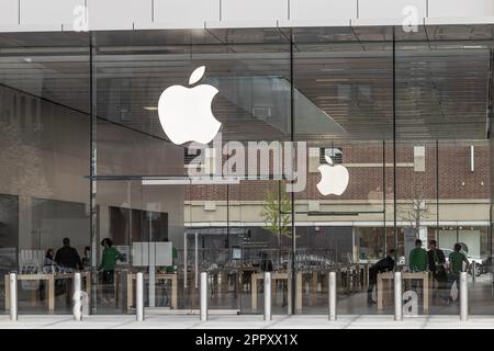 Chicago - Circa avril 2023 : Apple Store et Genius Bar. Apple vend et assure la maintenance des ordinateurs iPhone, iPad, iMac et Macintosh. Banque D'Images