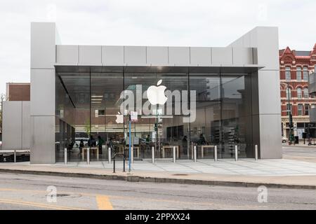 Chicago - Circa avril 2023 : Apple Store et Genius Bar. Apple vend et assure la maintenance des ordinateurs iPhone, iPad, iMac et Macintosh. Banque D'Images